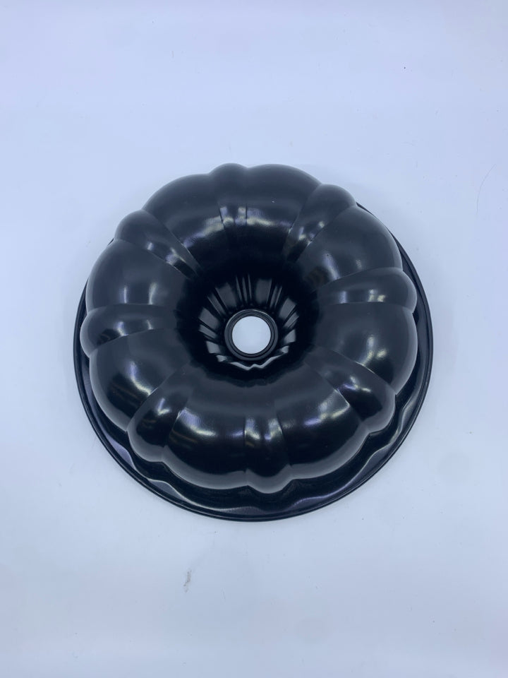 BLACK ENAMEL BUNDT PAN.