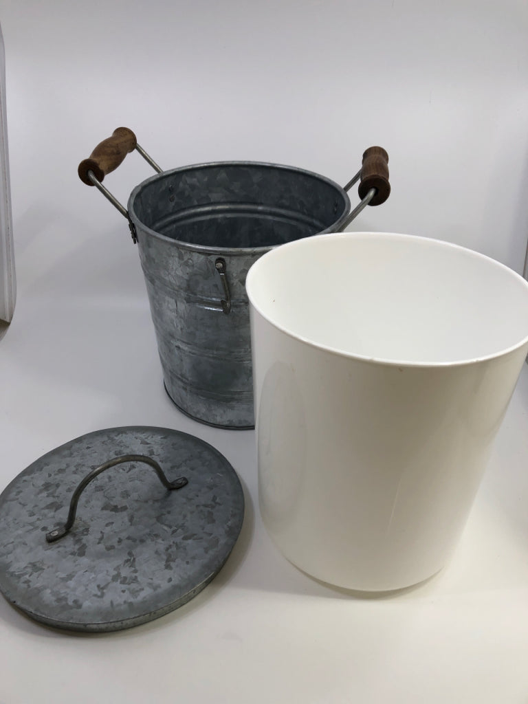 GALVANIZED ICE BUCKET W/LID, HOOK & WOOD HANDLES.