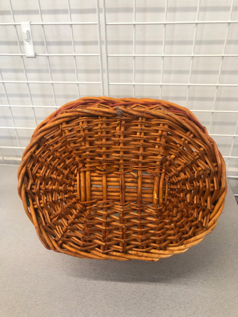 THICK WOVEN BASKET W/GREEN STRIPE.