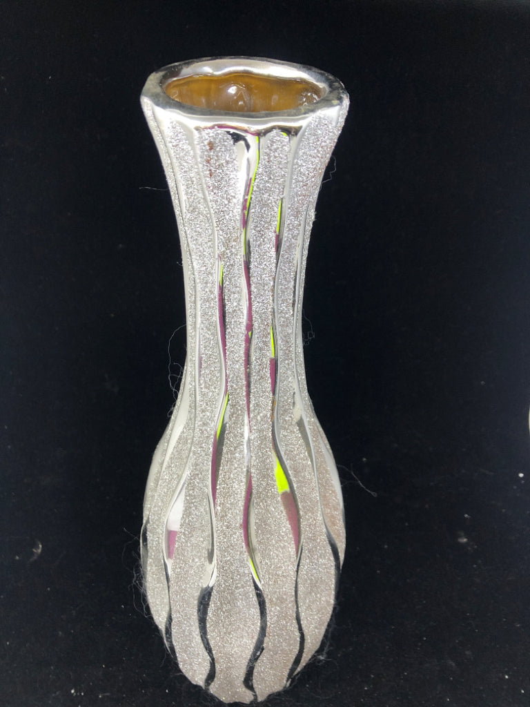 SILVER NARROW GLITTER VASE.