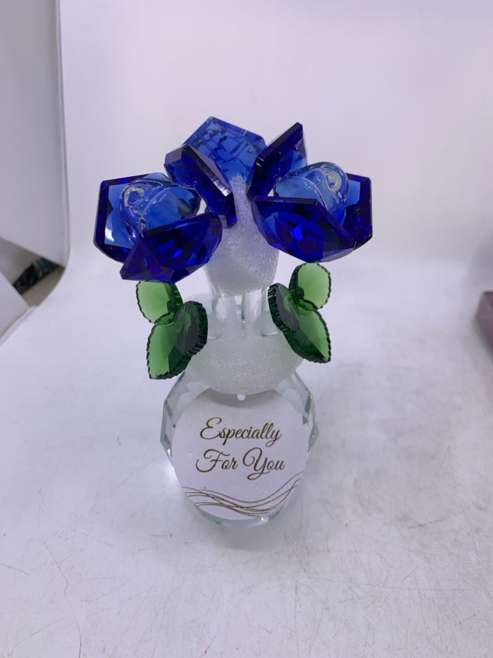 GLASS VASE W/ BLUE ROSE BOUQUET.