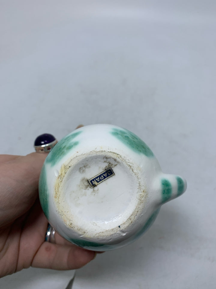 CAT SHAPED CREAMER W/ GREEN DETAILS.