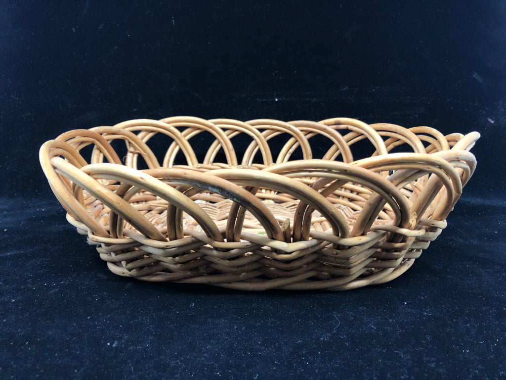 OVAL CUT OUT WAVY EDGE BASKET.