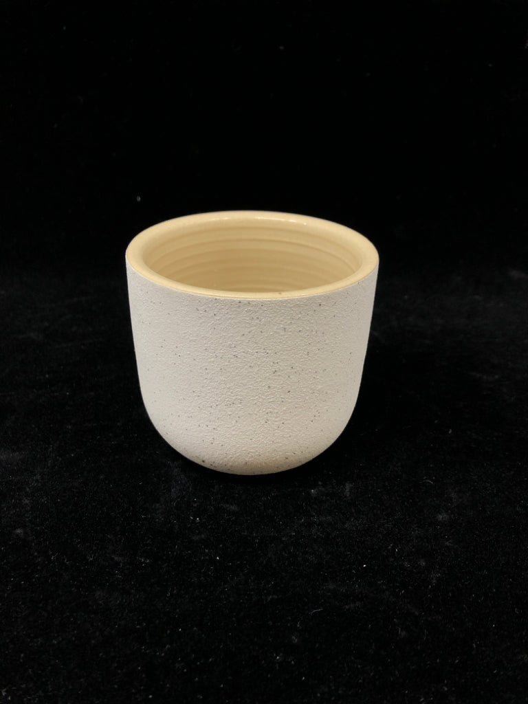 SMALL CERAMIC CANDLE HOLDER W/STAR.
