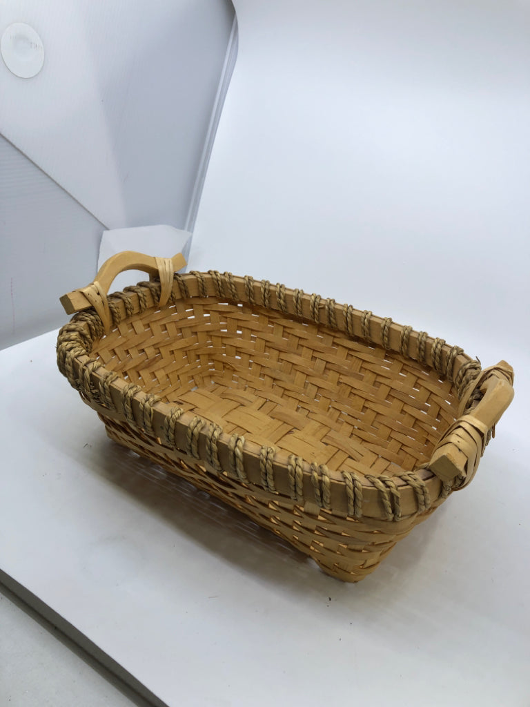 BLONDE WOVEN BASKET W WOOD HANDLES.