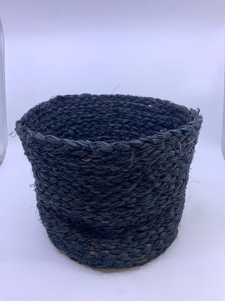 ROUND BLACK WOVEN BASKET.