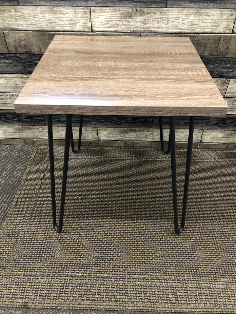 FAUX GREY WOOD SIDE TABLE W/ BLACK METAL PIN HAIR LEGS.