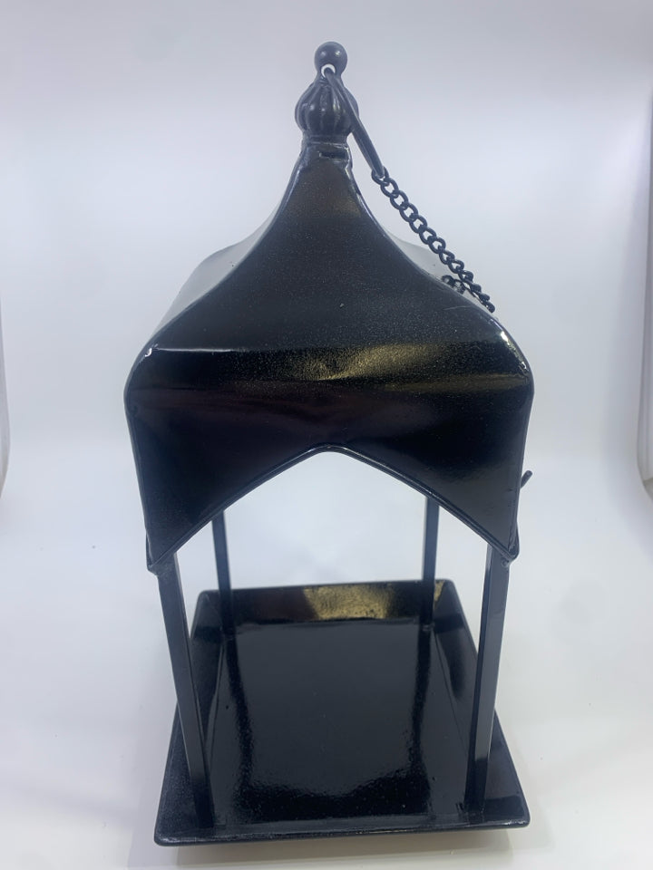 BLACK METAL HANGING LANTERN.