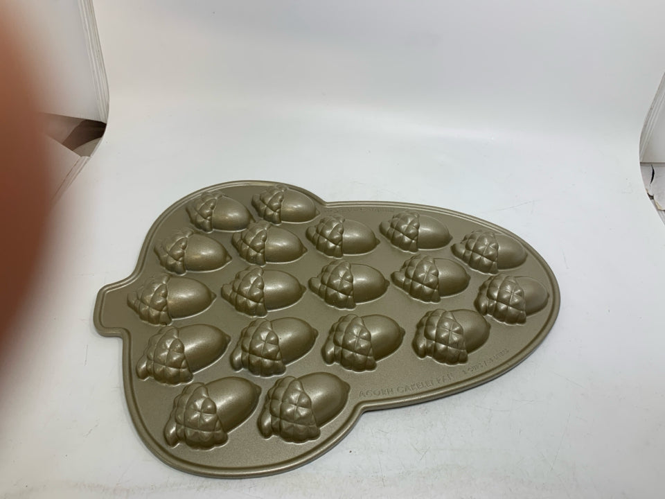 ANCORN CAKELET CAST ALUMINUM PAN NORDIC WARE.