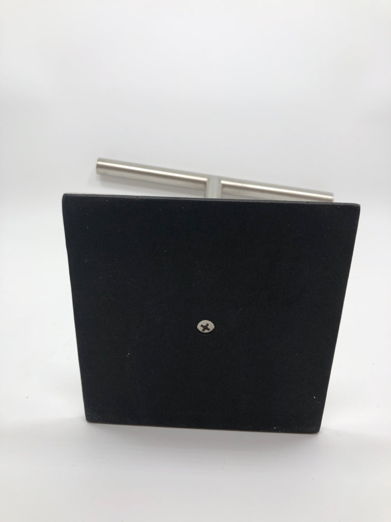 SILVER METAL NECKLACE BAR.