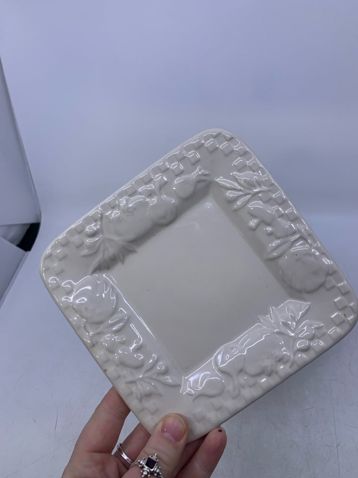 4 EMBOSSED FRUIT SQUARE SNACK PLATES IN BLACK STAND.