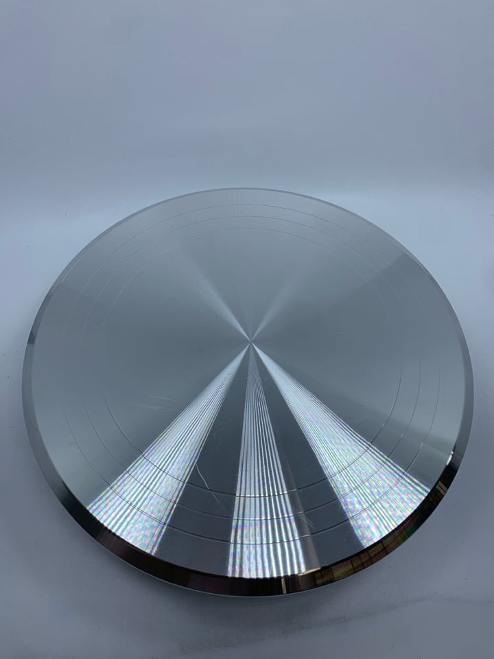 IRIDESCENT TEXTURED CAKE STAND.
