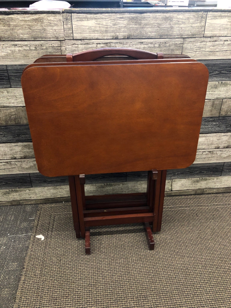 BROWN WOOD 4 TV TRAYS IN STAND.