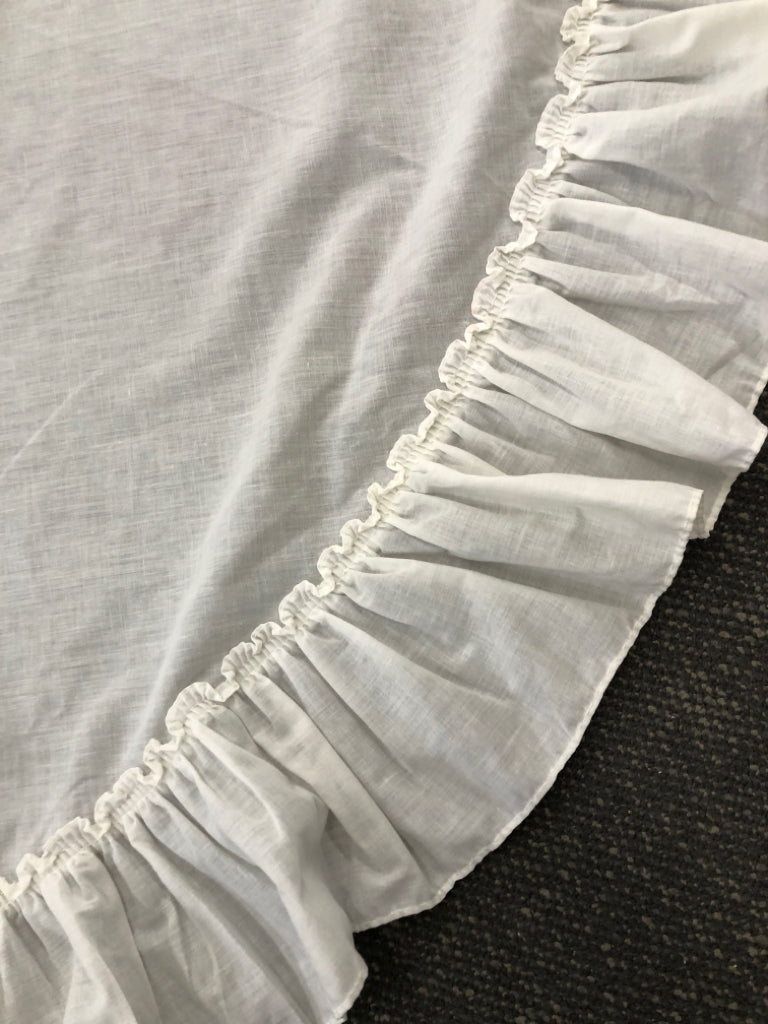 WHITE ROUND COTTON RUFFLED TABLECLOTH.