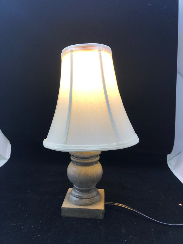 GREY WOOD BASE TABLE LAMP W/CREAM SHADE.