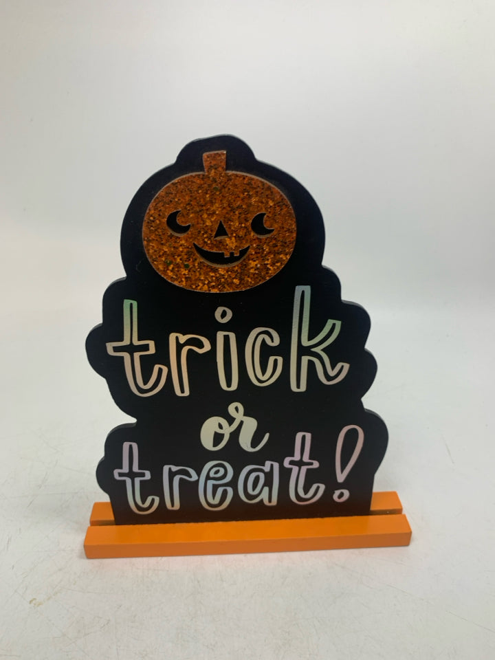 TRICK OR TREAT GLITTER PUMPKIN STANDING SIGN.