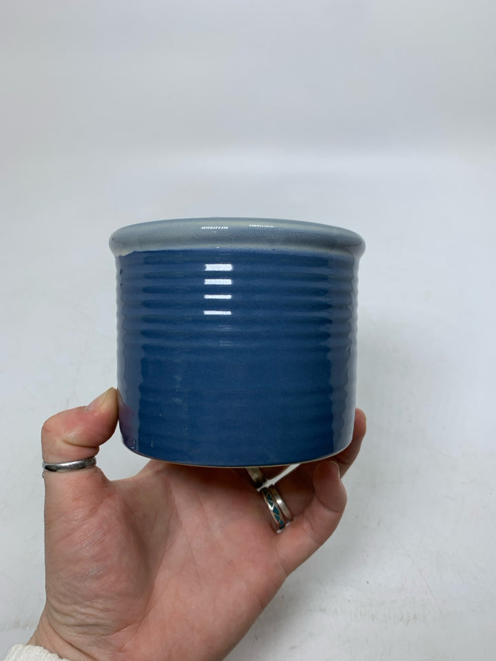 SMALL RIBBED TUMBLEWEED POTTERY CROCK.