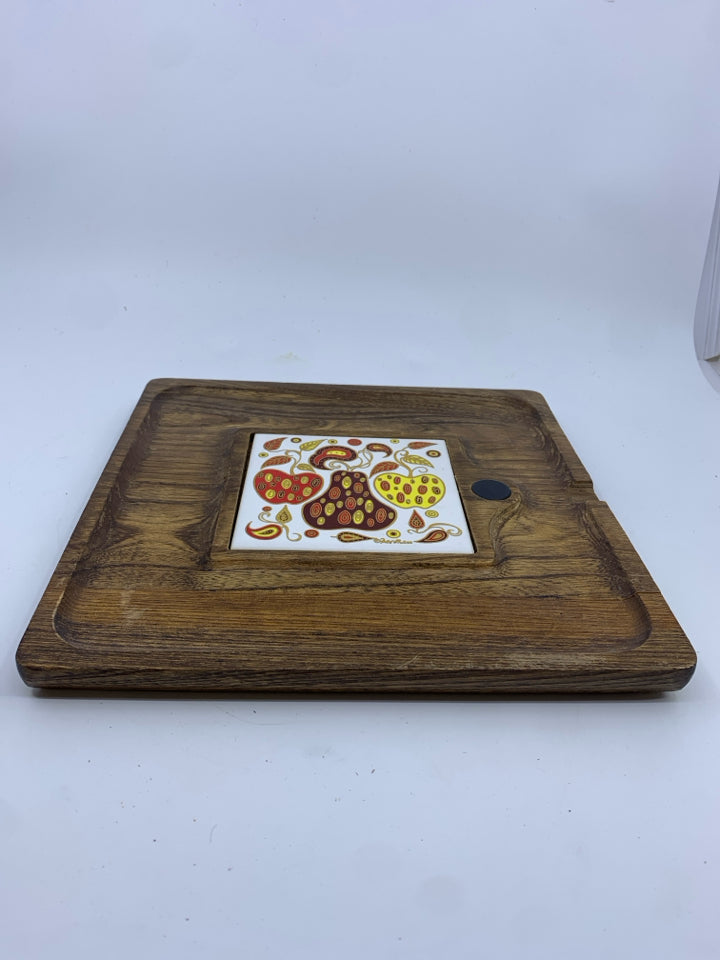 VTG CHEESE PLATE W CERAMIC FRUIT CENTER.
