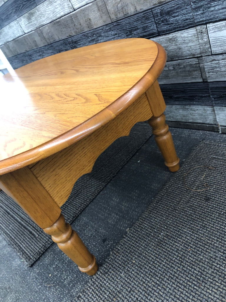 OVAL OAK WOOD COFFEE TABLE.