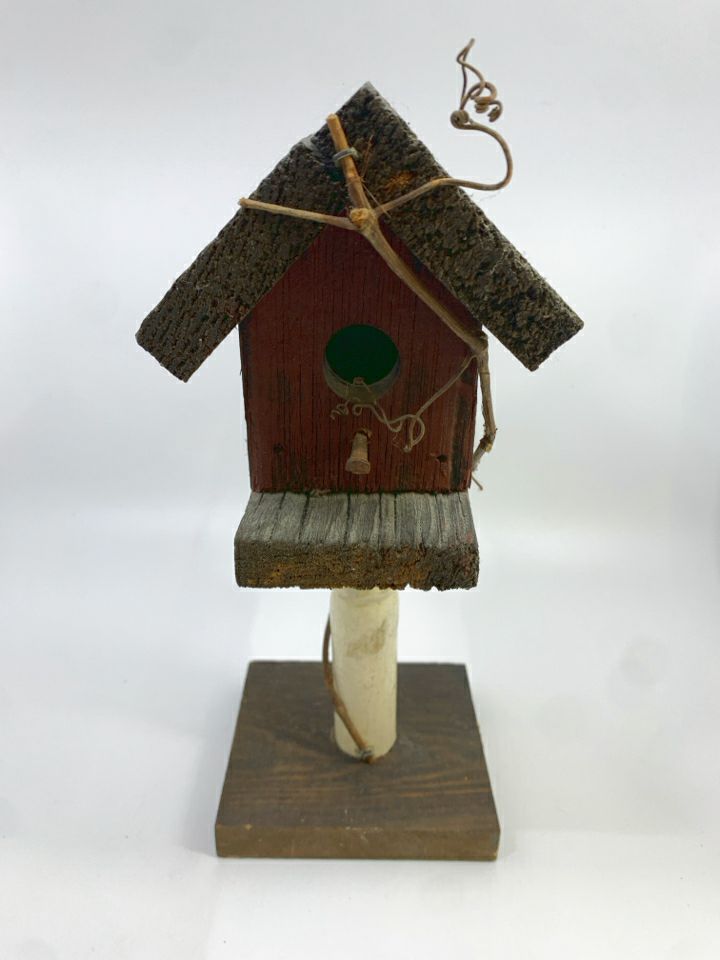 HANDMADE WOODEN DECORATIVE BIRDHOUSE ON STAND.