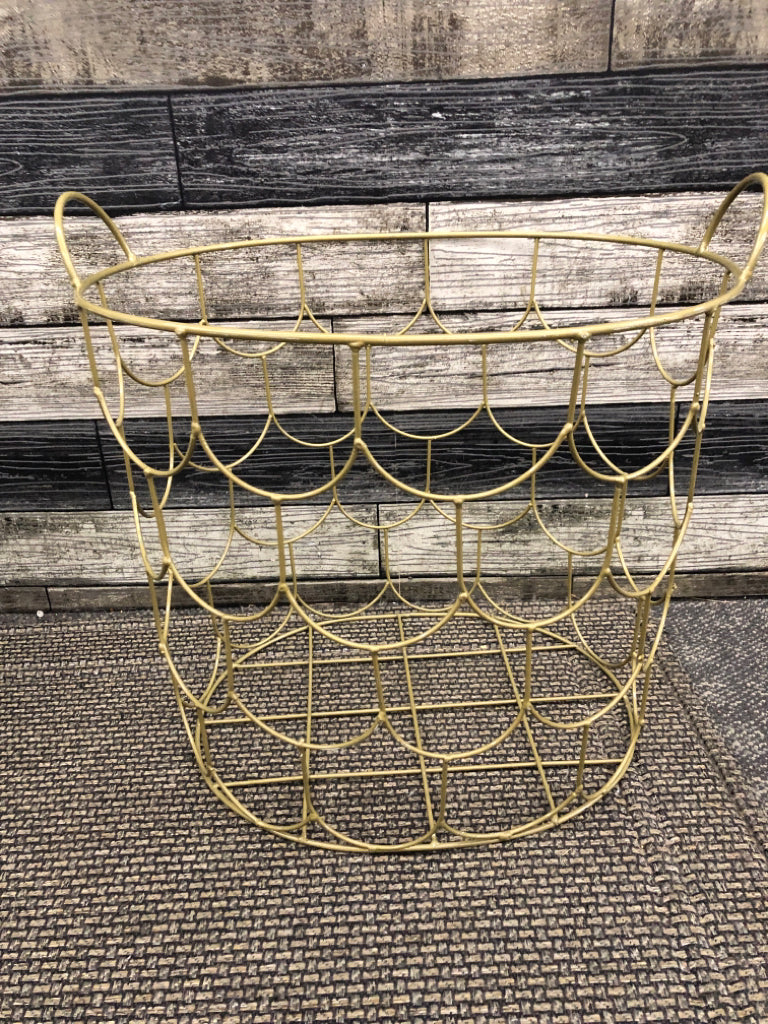 GOLD WIRE BASKET W/HANDLES.