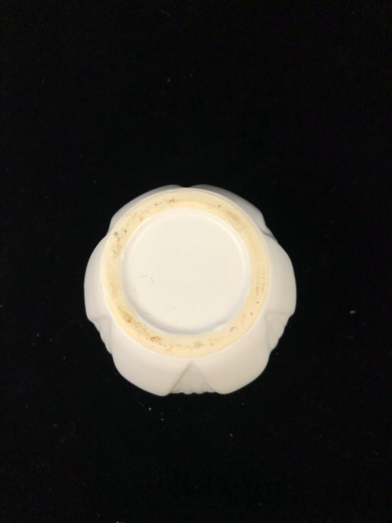 WHITE CERAMIC FLOWER VASE.