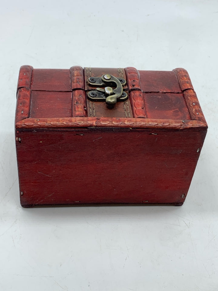 RED WOOD DECORATIVE BOX W/CLASP.