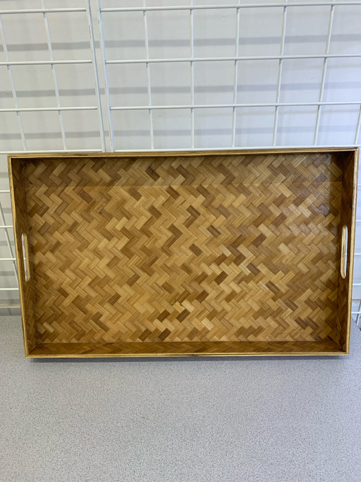 WOVEN RECTANGLE TRAY W/HANDLES MILANO.