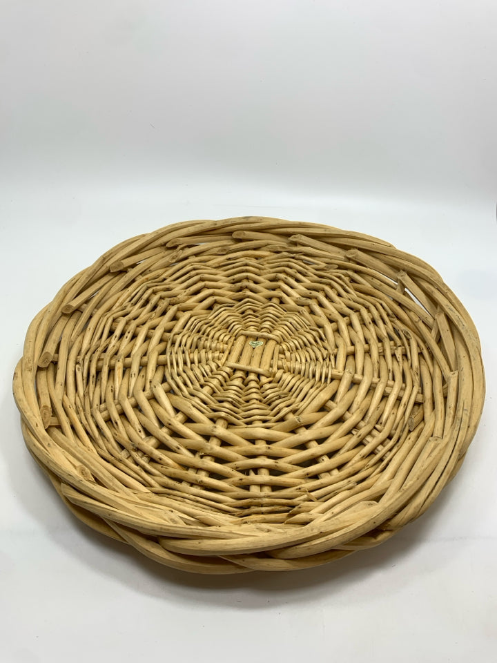 SHALLOW WICKER BASKET TRAY.