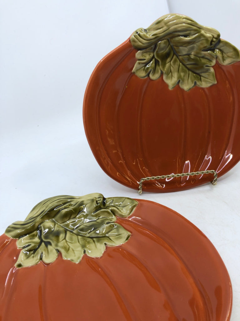2 PUMPKIN PLATES.