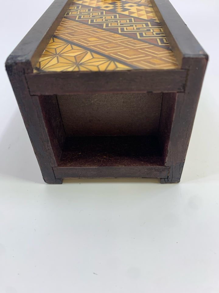 GEOMETRIC PRINT DECORATIVE WOOD BOX/VASE.