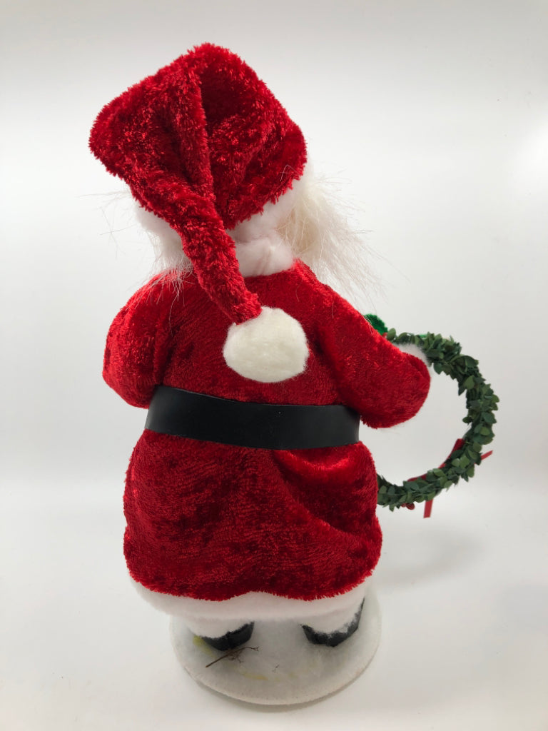 ANNALEE SANTA W/GREEN GLOVES & WREATH.
