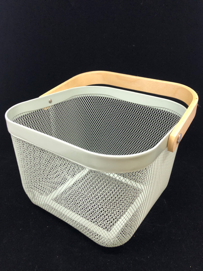 GREEN WIRE W/WOOD HANDLE STORAGE BASKET.
