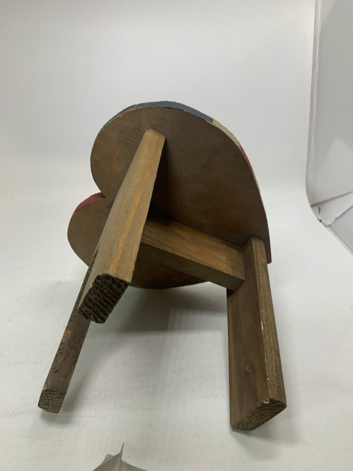 SMALL HEART SHAPED RUSTIC AMERICAN FLAG PAITNED STOOL.