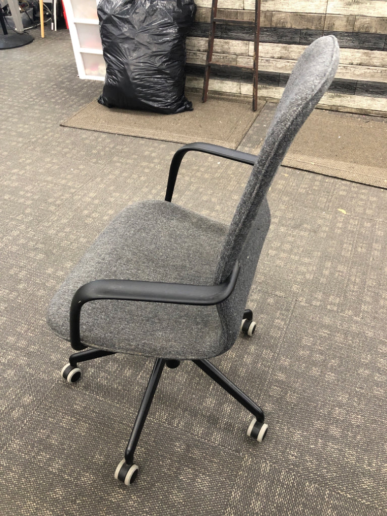 GREY FABRIC OFFICE CHAIR.
