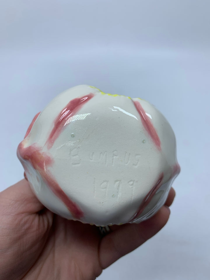 MINI CERAMIC FLOWER BASKET.