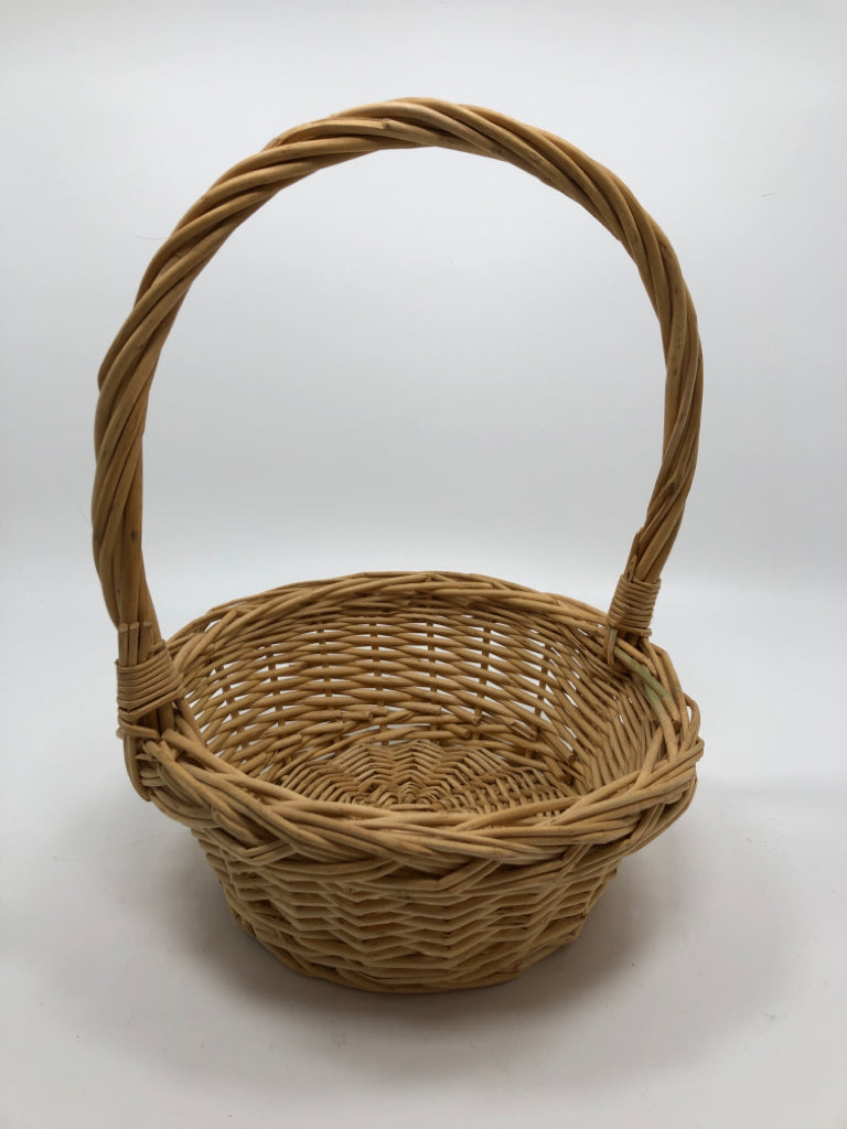 SMALL WICKER BASKET W/SPIRAL HANDLE.