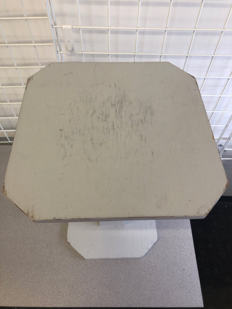 GREY PEDESTAL DISTRESSED PLANT STAND.