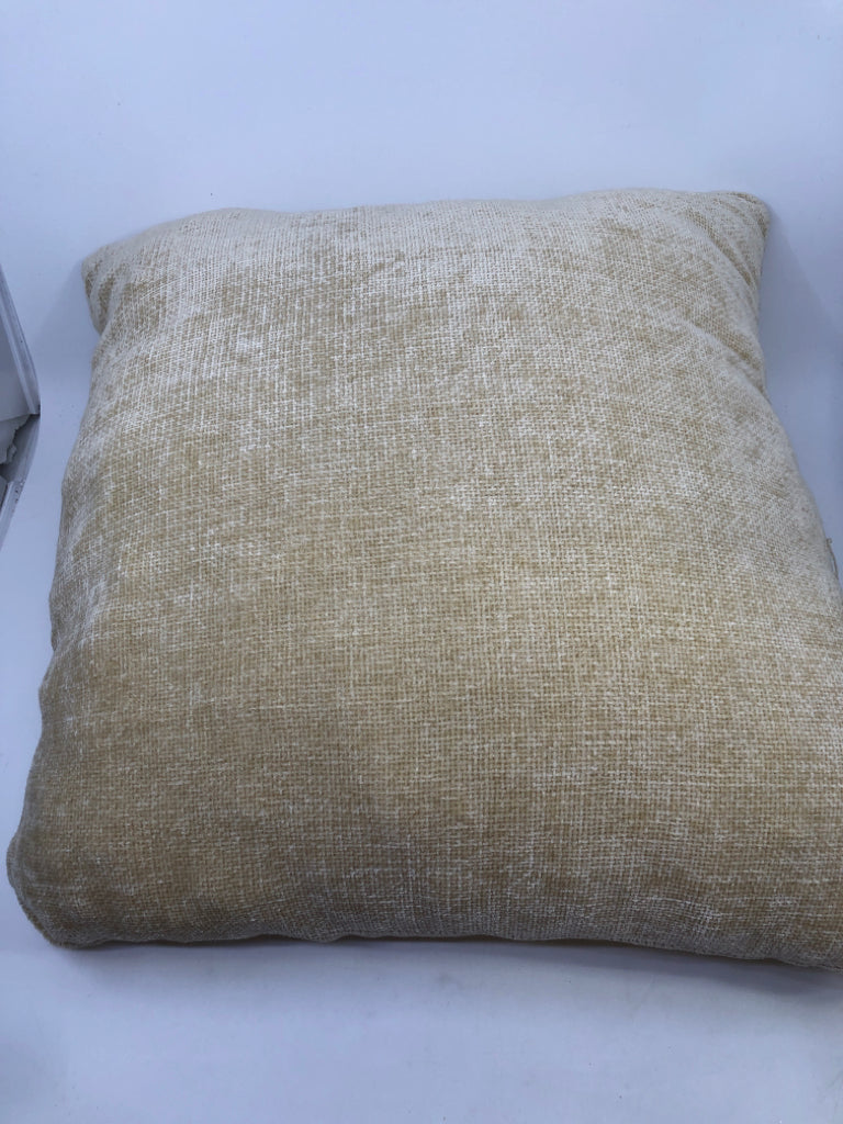 CREAM SOFT PILLOW.