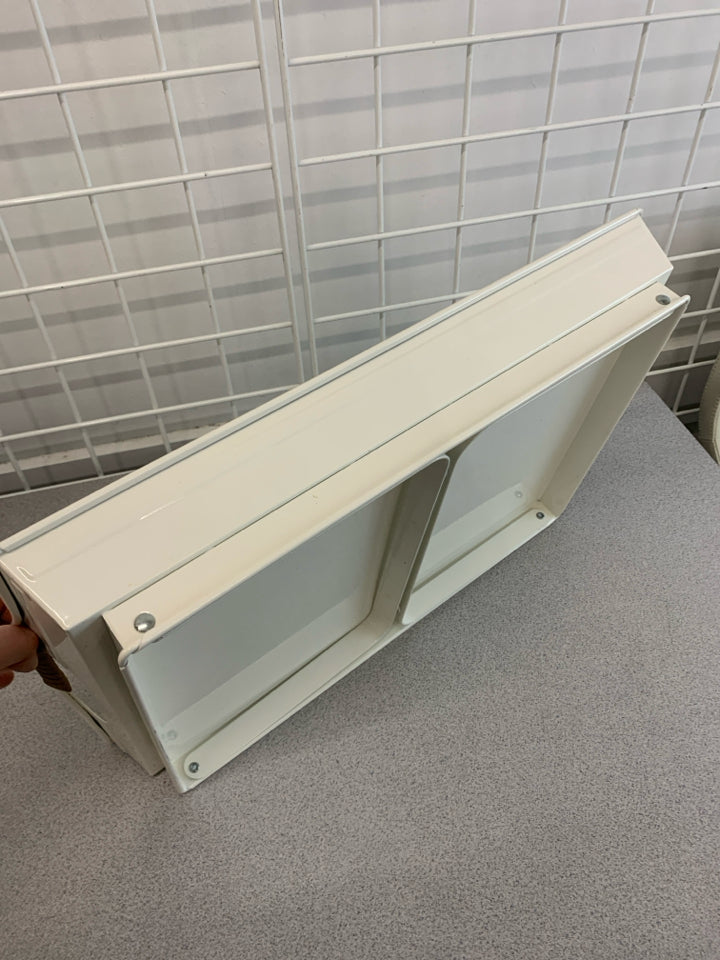 COLLAPSIBLE WHITE TRAY W/WOOD HANDLES.