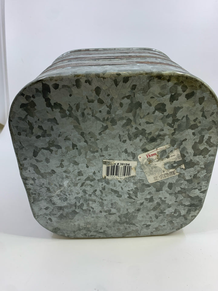 4-SLOT GALVANIZED RUSTIC BOTTLE HOLDER W/HANDLE.