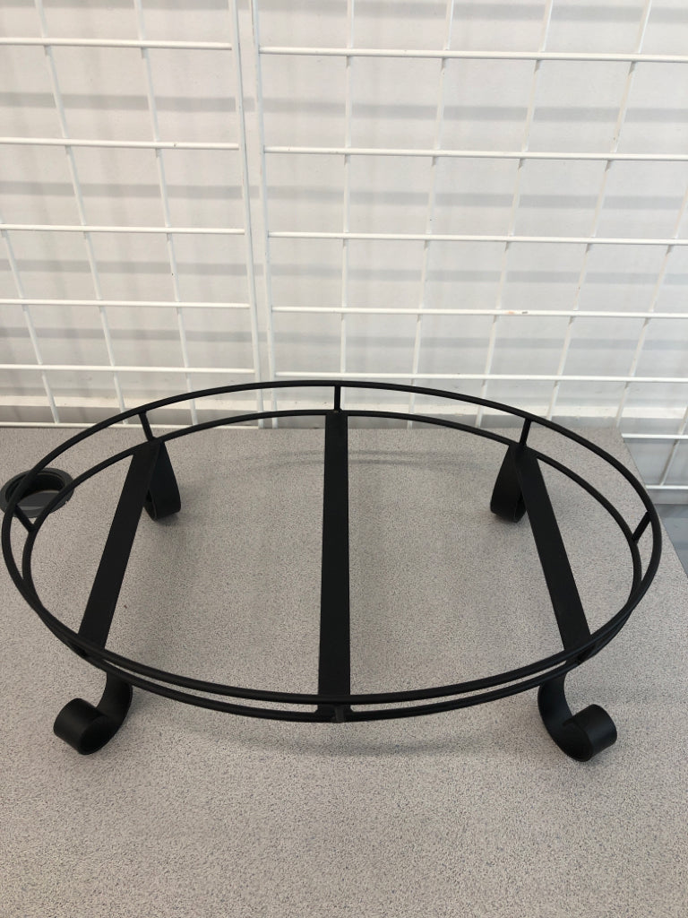 FLEUR-DE-LIS METAL PARTY BUCKET ON STAND.