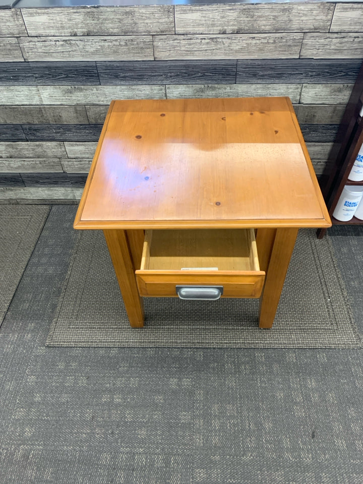 LIGHT WOOD SIDE TABLE W/ 2 DRAWERS METAL HARDWARE.