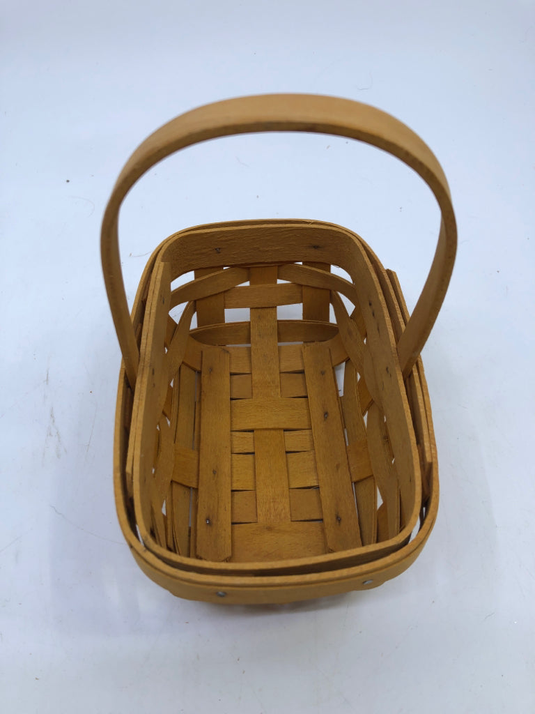 2000 SMALL ROUNDED RECTANGLE BASKET WITH HANDLE.