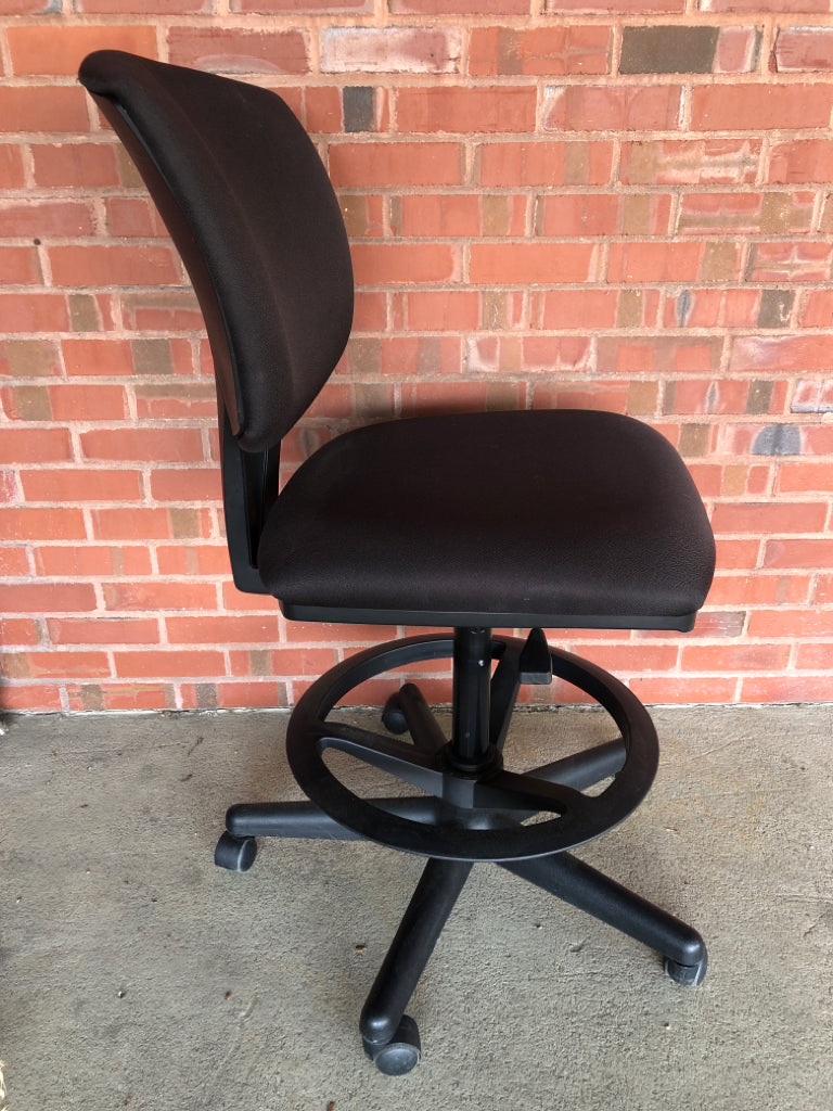 ADJUSTABLE BLACK SWIVEL OFFICE CHAIR.
