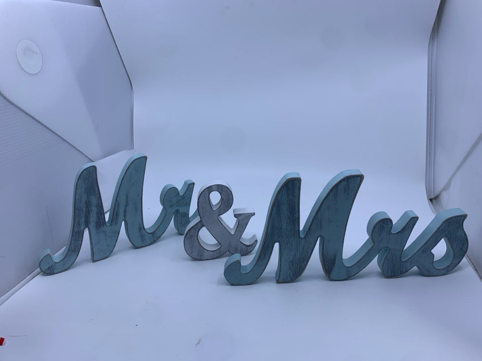 WOODEN MR & MRS SIGN IN BLUE.