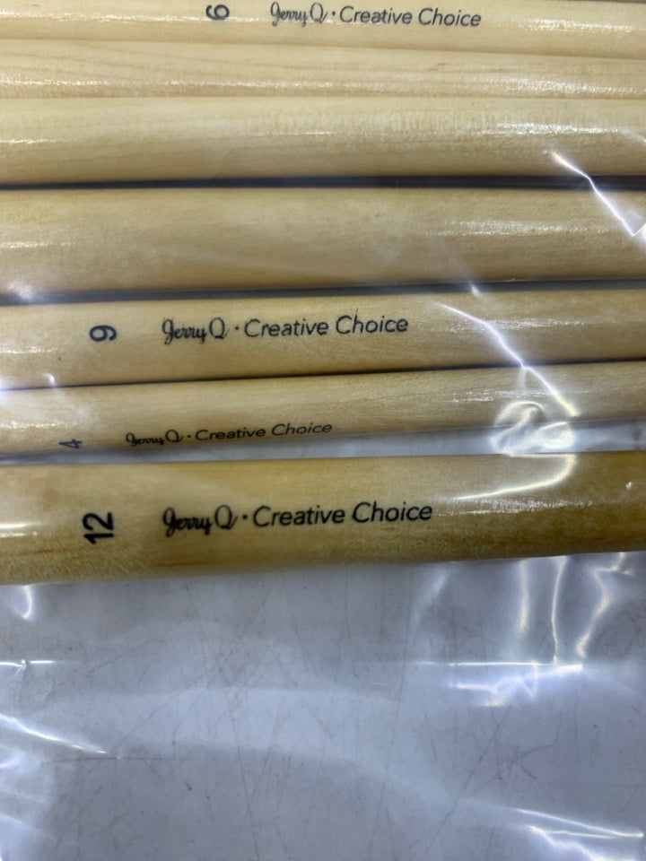 IN BAG 12 BLONDE WOOD HANDLES PAINT BRUSHES.