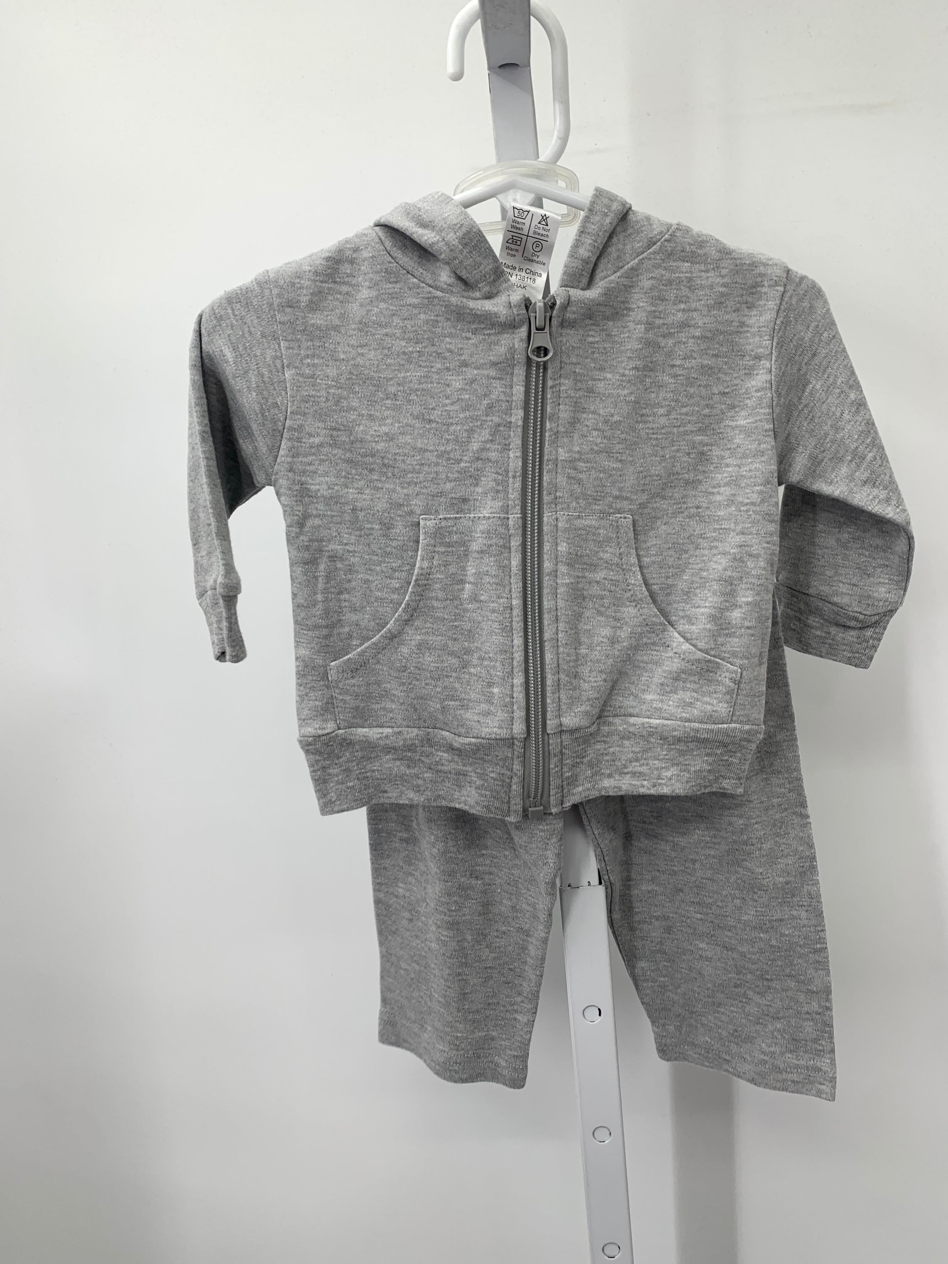 HOODED ZIP JACKET AND PANTS.