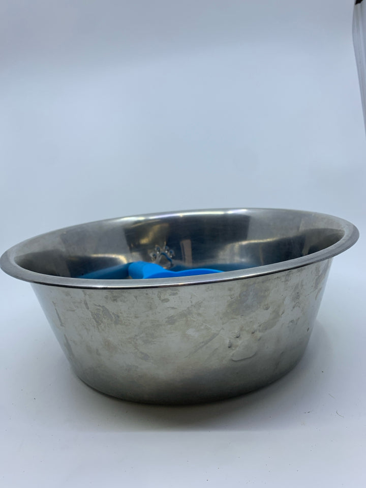 DOG FOOD BOWL W SCOOP.