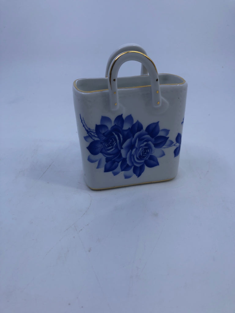 SMALL BLUE AND WHITE PURSE.